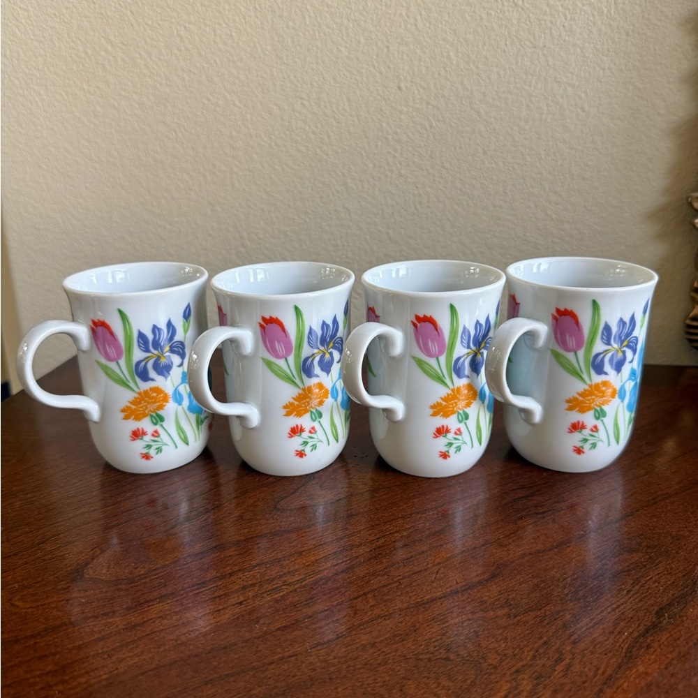 Set of 4 vintage Sigma Tastesetter Floral White porcelain Mugs Set